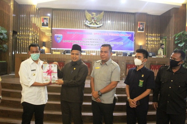Bupati Pesisir Selatan, Rusma Yul Anwar, menyerahkan buku dokumen LKPj kepada Ketua DPRD Ermizen, S.Pd.